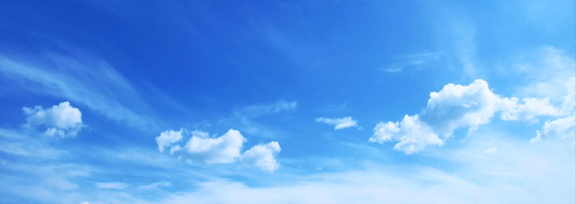 Estación de monitoreo de la calidad del aire con el cielo despejado al fondo.