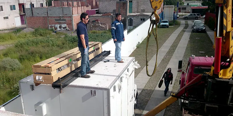 Construcción de una caseta de monitoreo atmosférico.